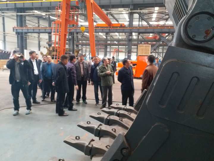 1511749805746257.jpg 挖掘機(jī).jpg