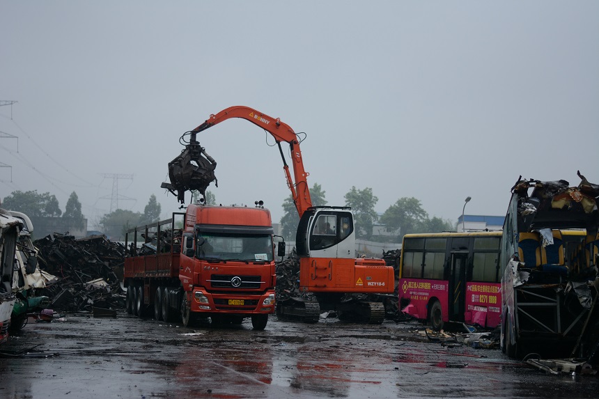 抓鋼機(jī).jpg 抓鋼機(jī).jpg