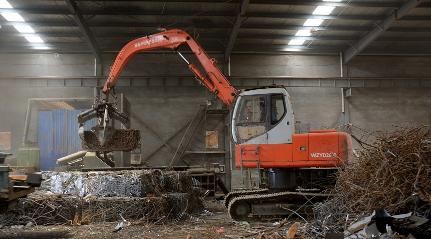 抓鋼機(jī)抓打包塊.jpg 抓鋼機(jī)抓打包塊.jpg