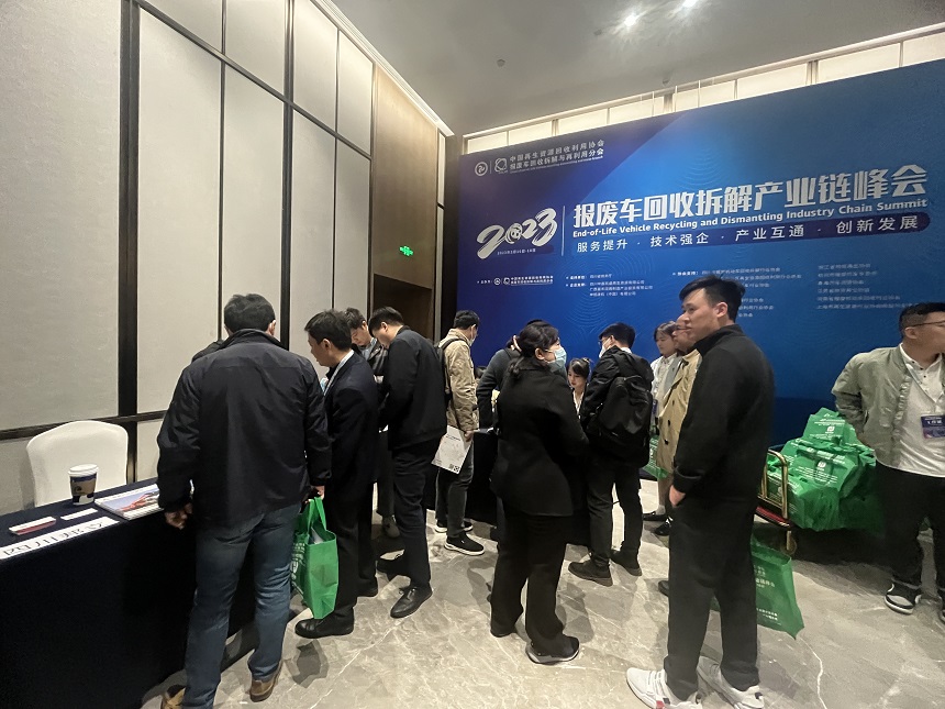 邦立重機(jī)報廢汽車拆解機(jī)交流現(xiàn)場.jpg 邦立重機(jī)報廢汽車拆解機(jī)交流現(xiàn)場.jpg