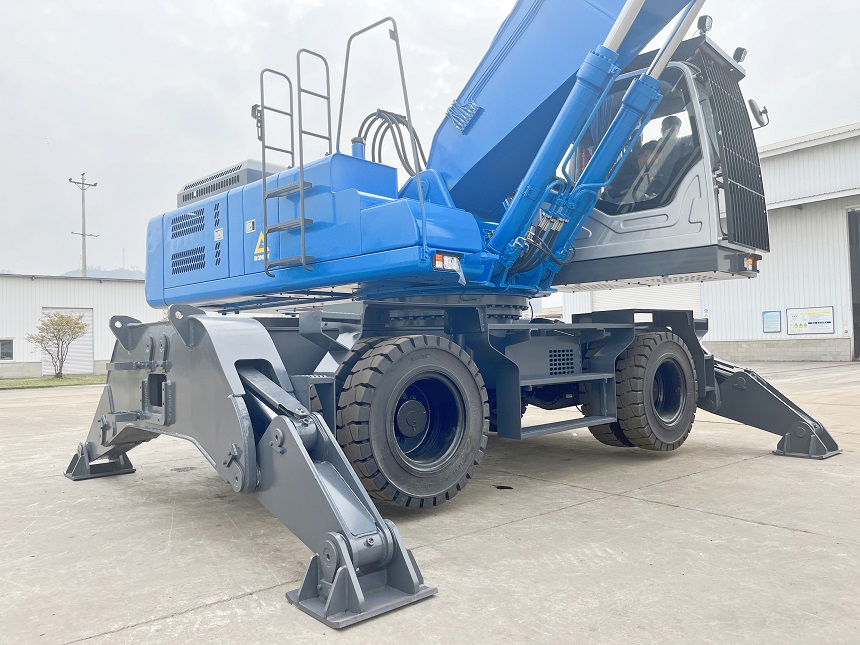 輪式抓鋼機.jpg 輪式抓鋼機.jpg