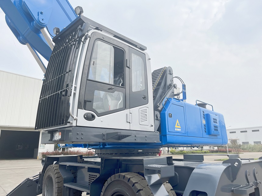 輪式抓鋼機.jpg 輪式抓鋼機.jpg